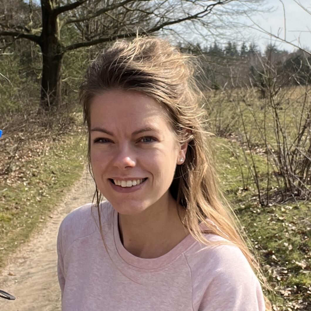 Zelfgemaakte afbeelding van Stella Janssen op een bospad. 