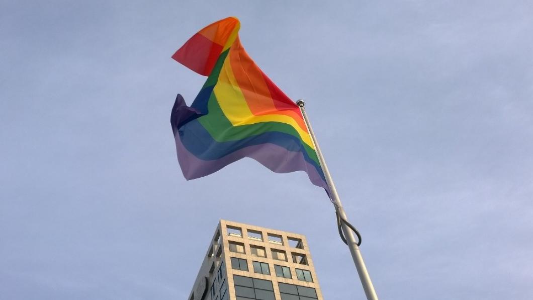 Regenboogvlag bij het provinciehuis