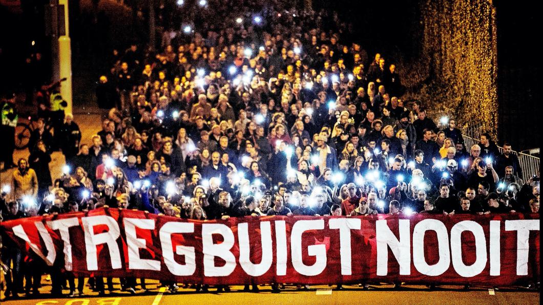Het spandoek met daarop de tekst 'Utreg buigt nooit' van de supporters van FC Utrecht. Foto: Pim Ras