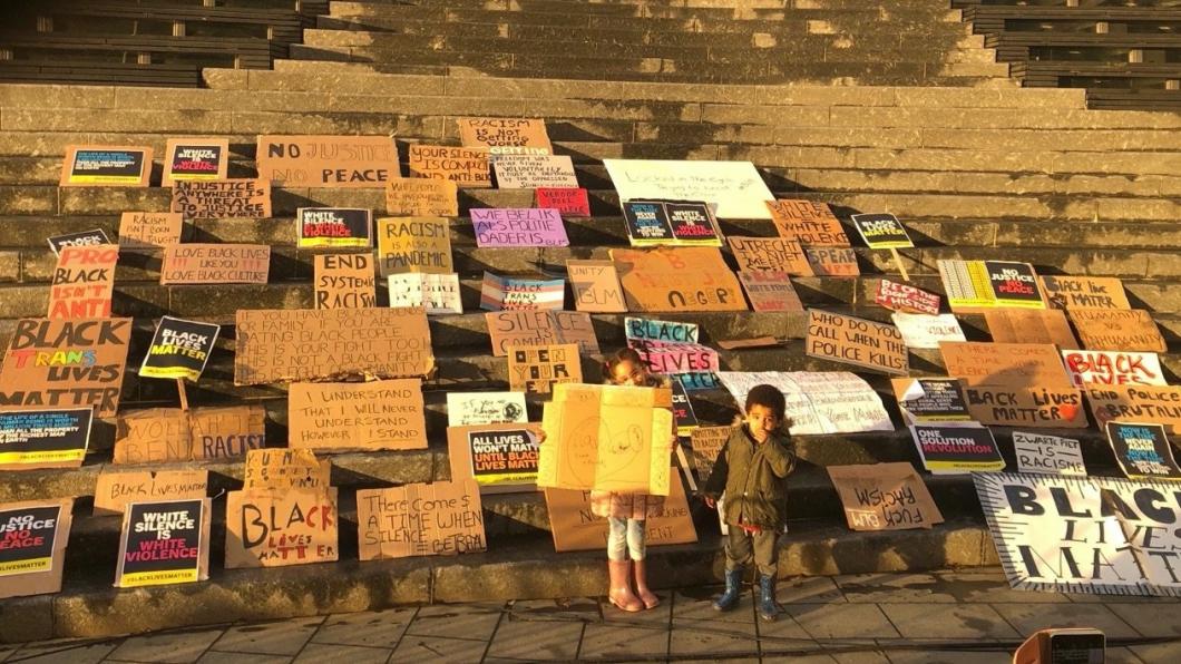 Jonge betogers bij de Black Lives Matter demonstratie in Utrecht