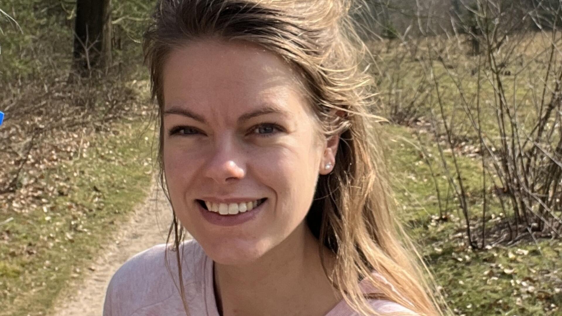 Zelfgemaakte afbeelding van Stella Janssen op een bospad. 