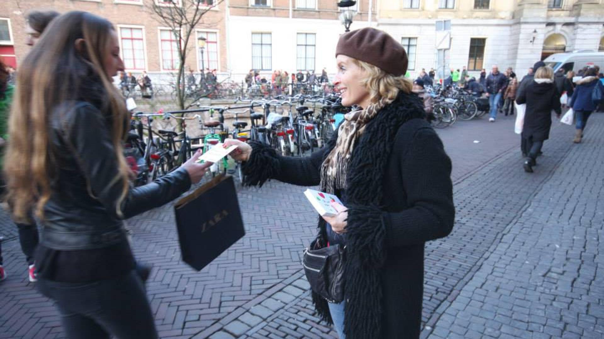Mariette deelt kaartjes uit in Utrecht